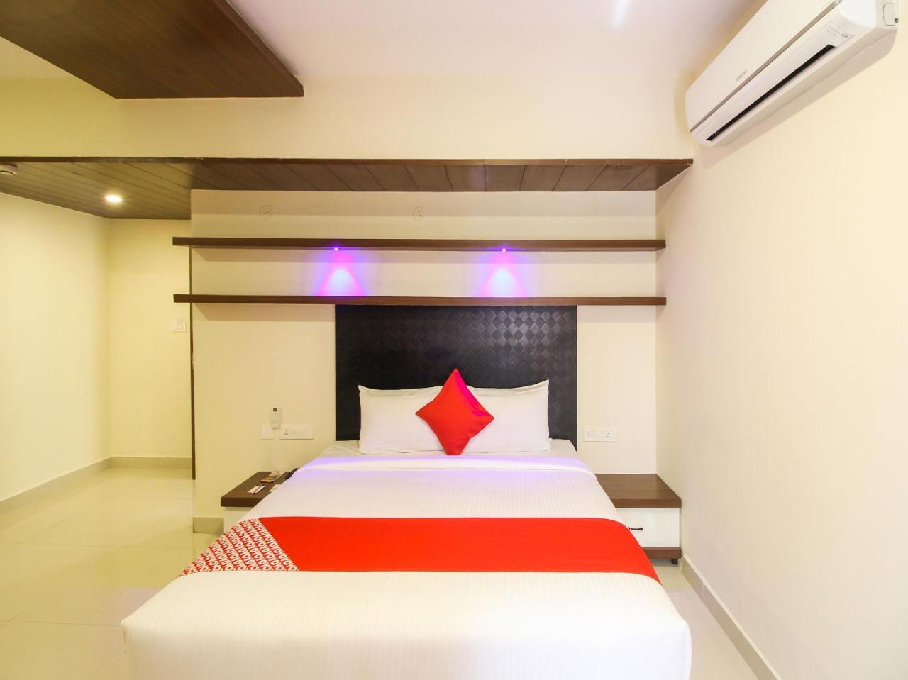 Rio Meridian Hotel Mysore Buitenkant foto