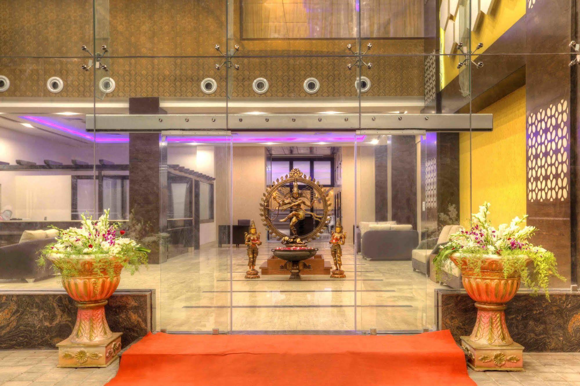Rio Meridian Hotel Mysore Buitenkant foto