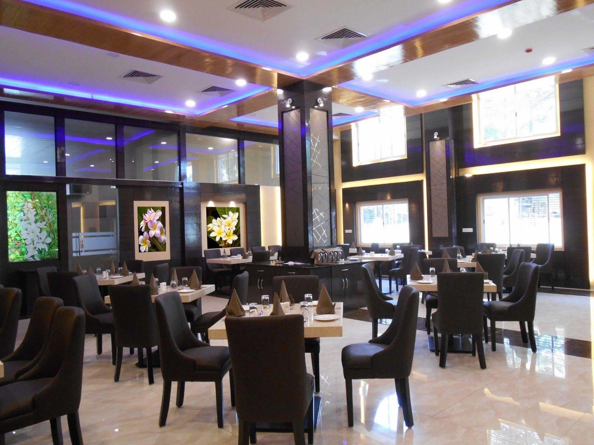 Rio Meridian Hotel Mysore Buitenkant foto