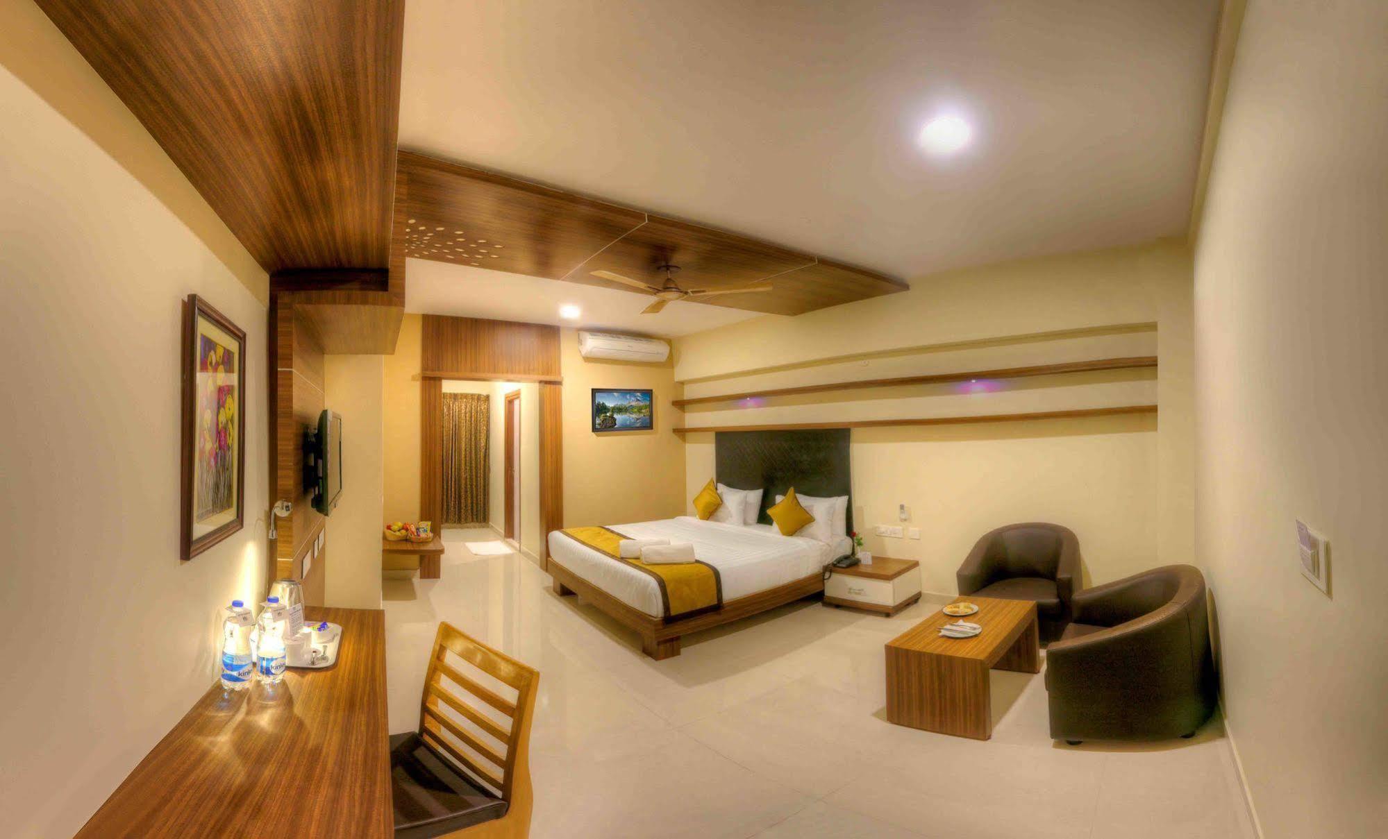 Rio Meridian Hotel Mysore Buitenkant foto