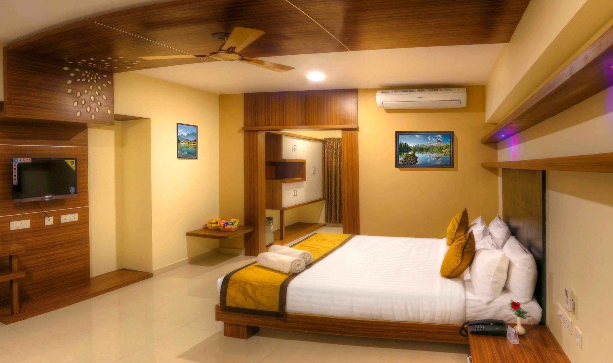 Rio Meridian Hotel Mysore Buitenkant foto