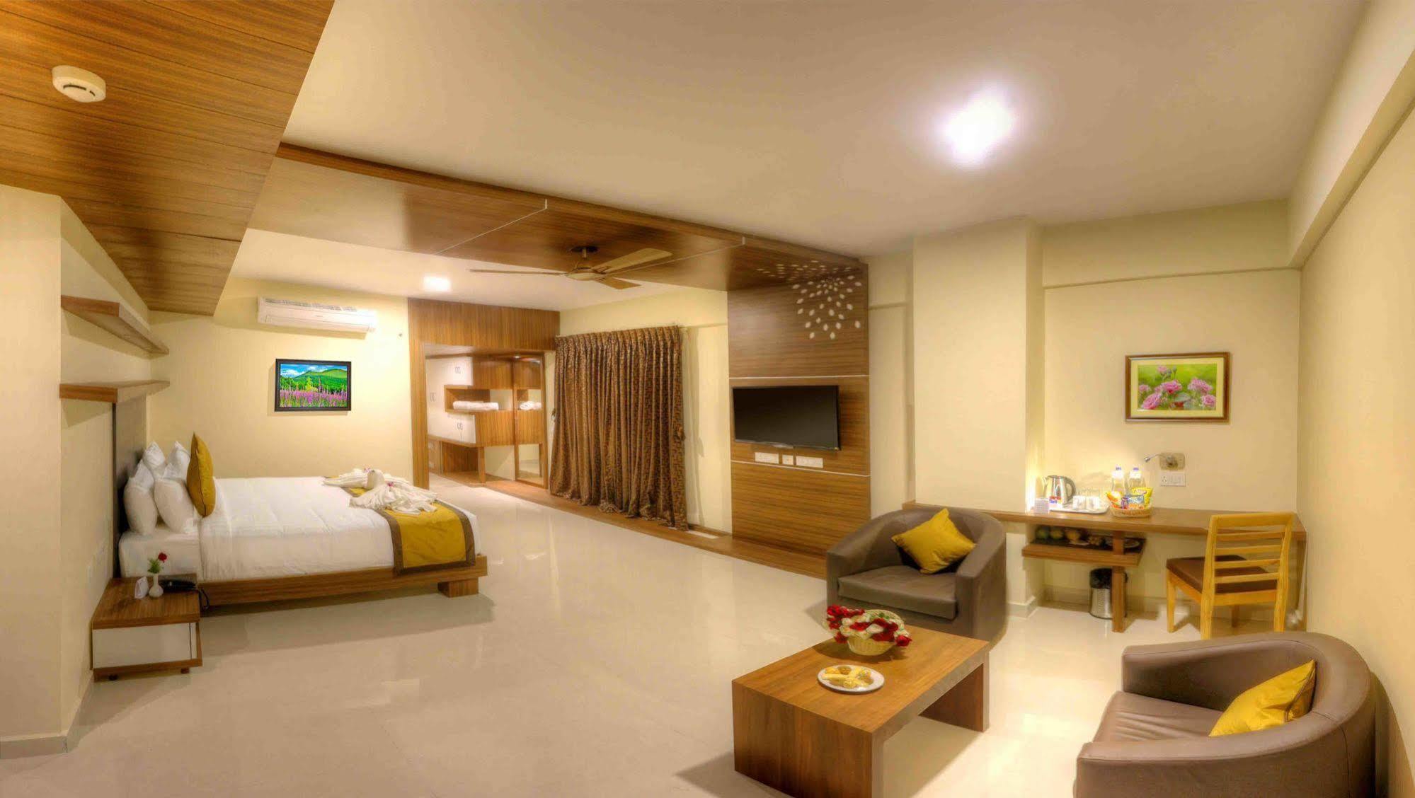 Rio Meridian Hotel Mysore Buitenkant foto