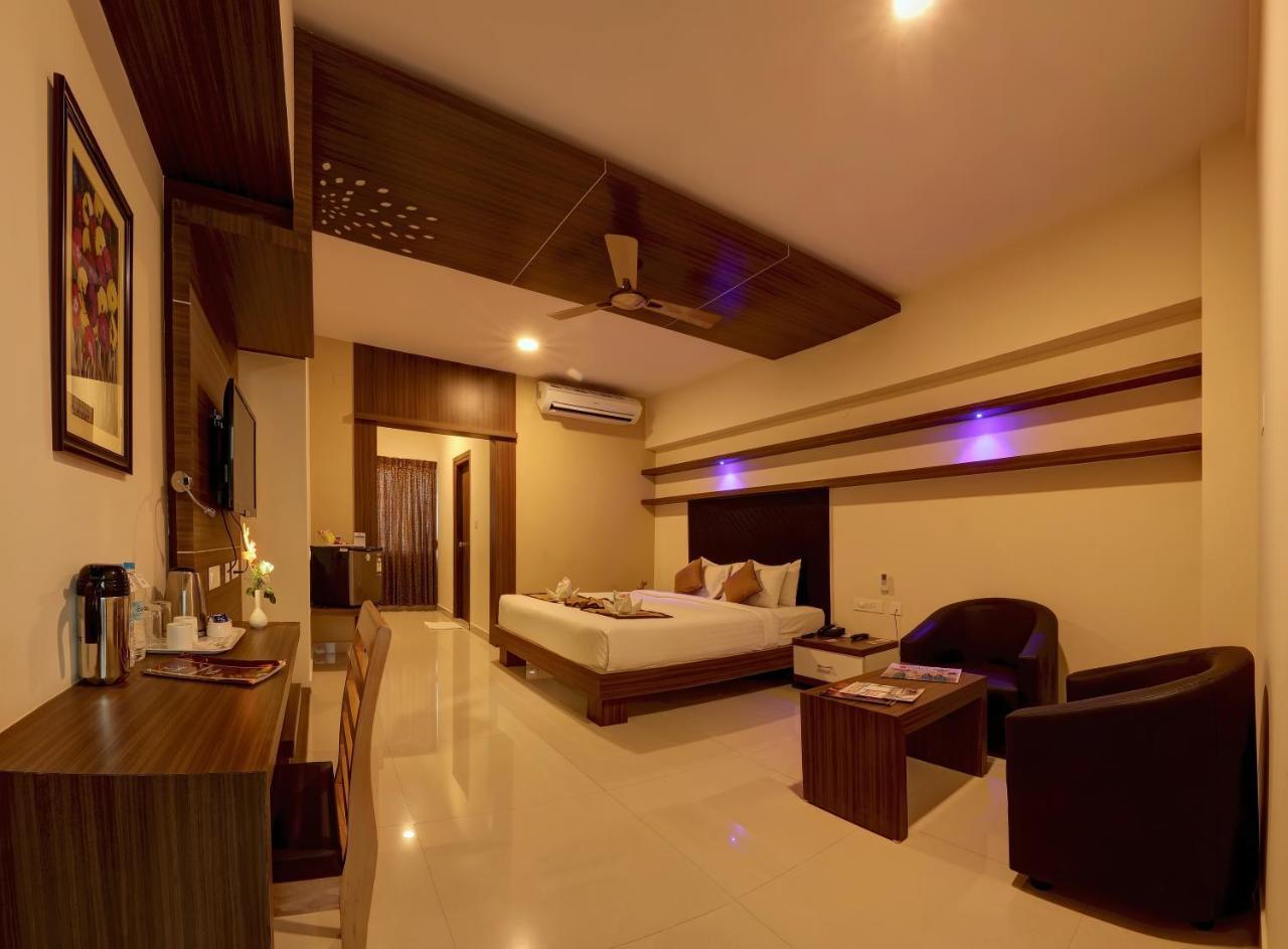 Rio Meridian Hotel Mysore Buitenkant foto