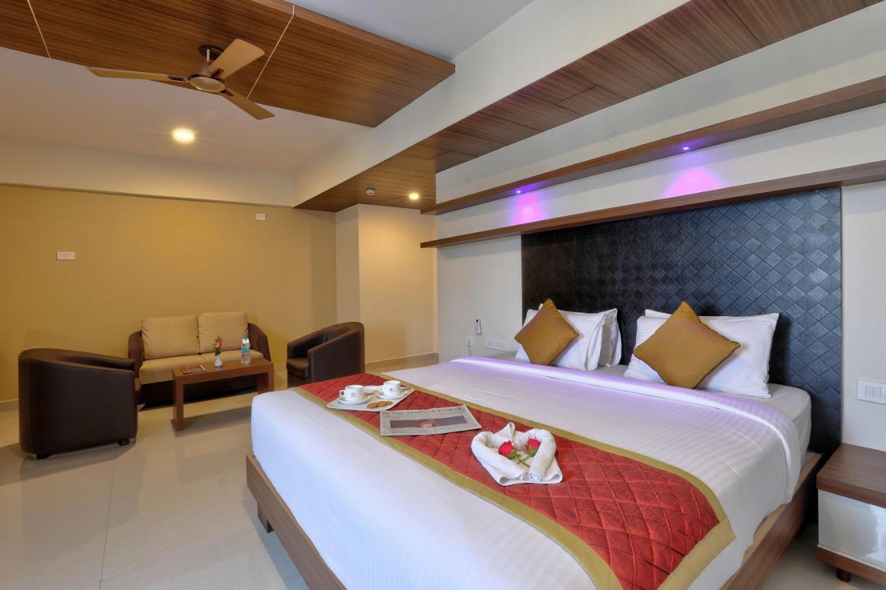 Rio Meridian Hotel Mysore Buitenkant foto
